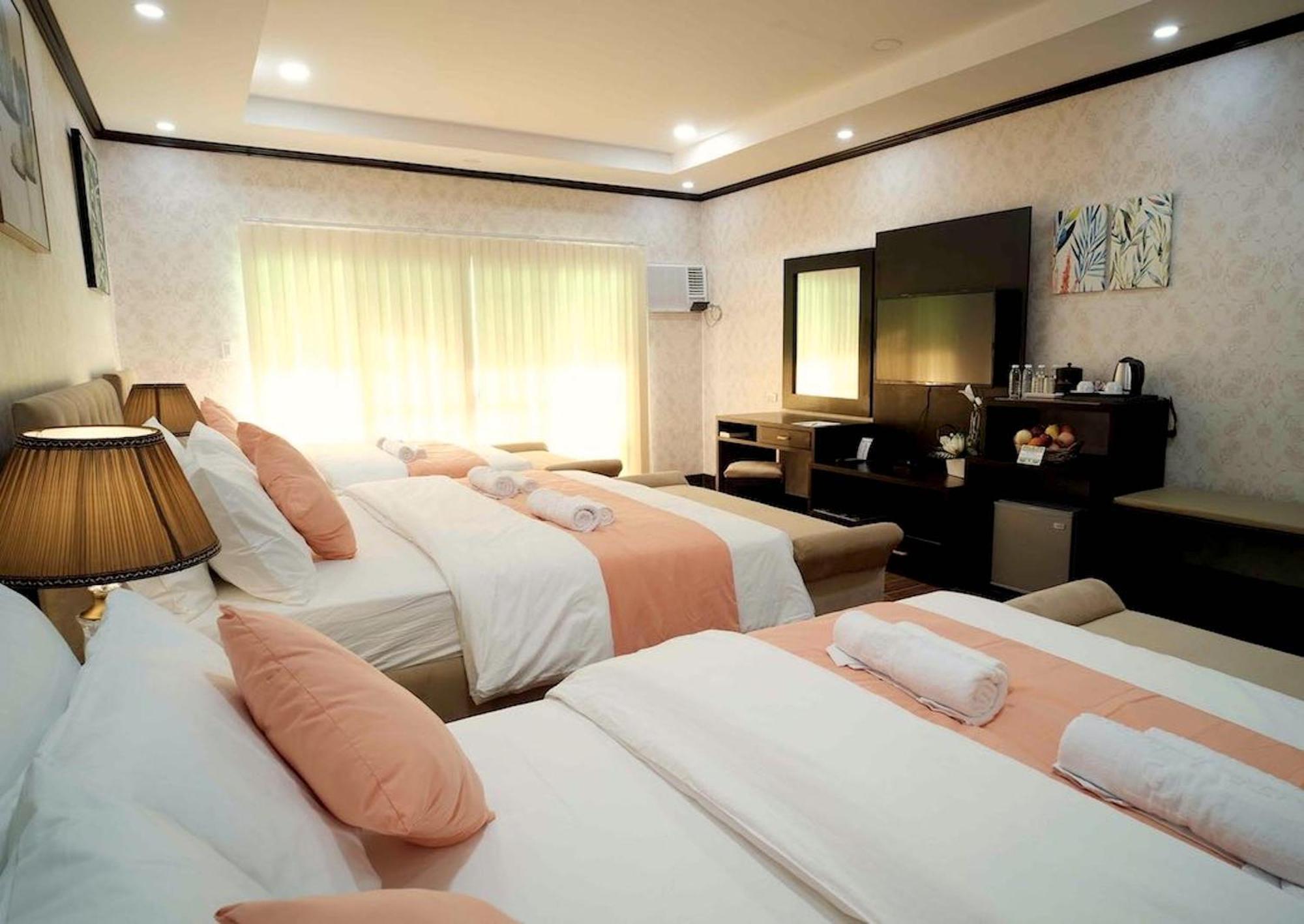 Luisita Central Park Hotel Tarlac City Номер фото