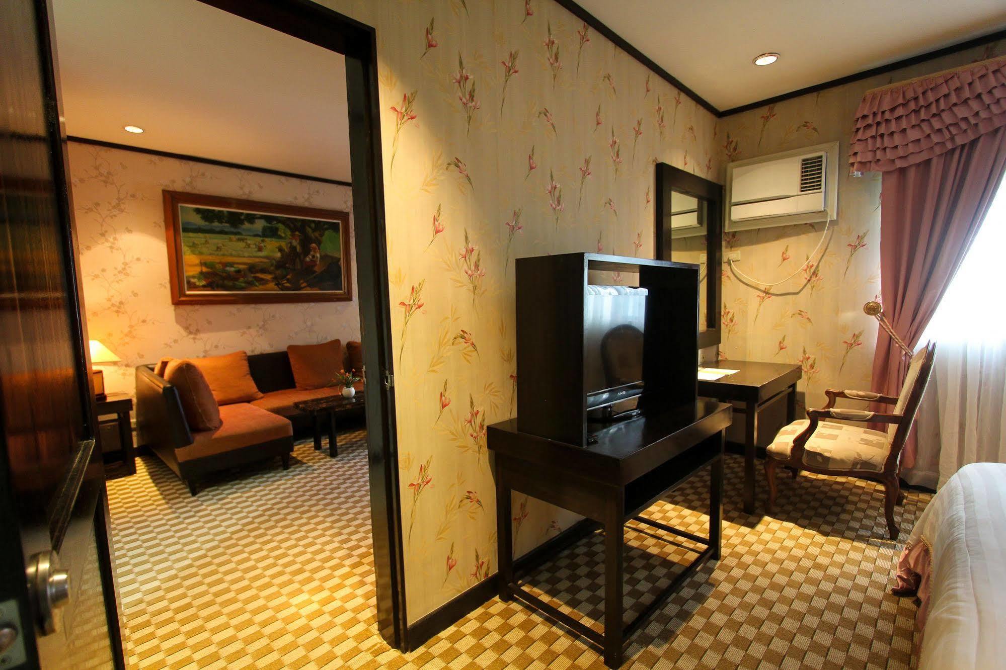 Luisita Central Park Hotel Tarlac City Экстерьер фото