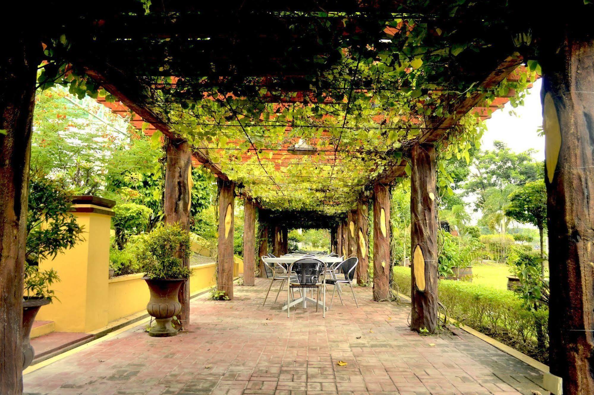 Luisita Central Park Hotel Tarlac City Экстерьер фото